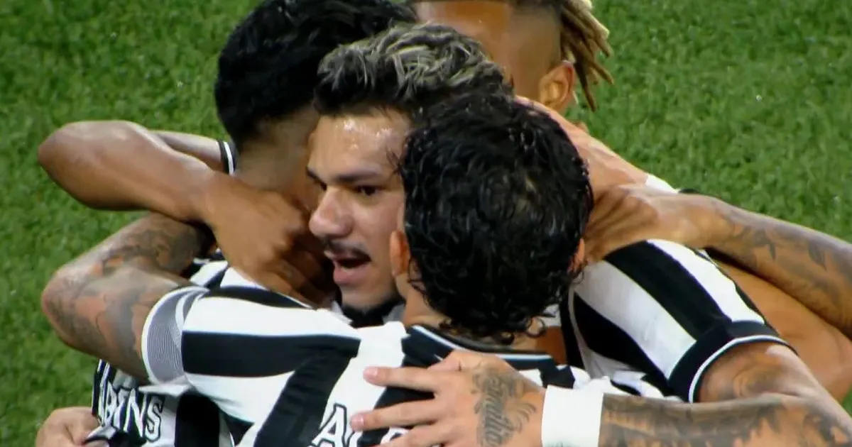 Vitória do botafogo consagra entrosamento entre tiquinho soares e matheus martins