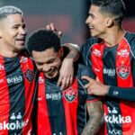 Vitória domina Chapecoense com goleada expressiva no Barradão