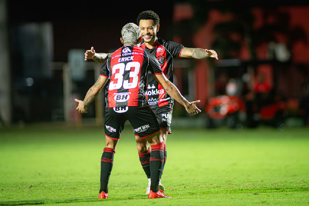 Vitória domina Chapecoense no Barradão e amplia vantagem sobre a zona de rebaixamento
