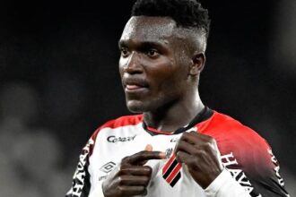 Viveros brilha, Athletico-pr goleia Chapecoense e entra no G4 do Brasileirão