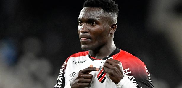 Viveros brilha, Athletico-pr goleia Chapecoense e entra no G4 do Brasileirão