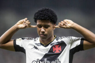 Volante Andrey Santos revela maratona para acompanhar jogo do Vasco