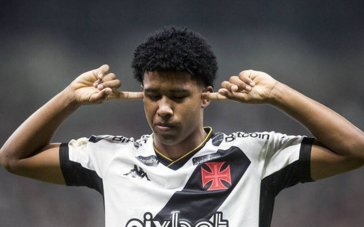 Volante Andrey Santos revela maratona para acompanhar jogo do Vasco