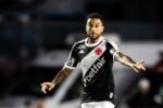 Volante recusa oferta inicial de renovação do Vasco mas prioriza permanência