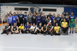 Vôlei sentado feminino realiza amistoso de superação contra equipe masculina