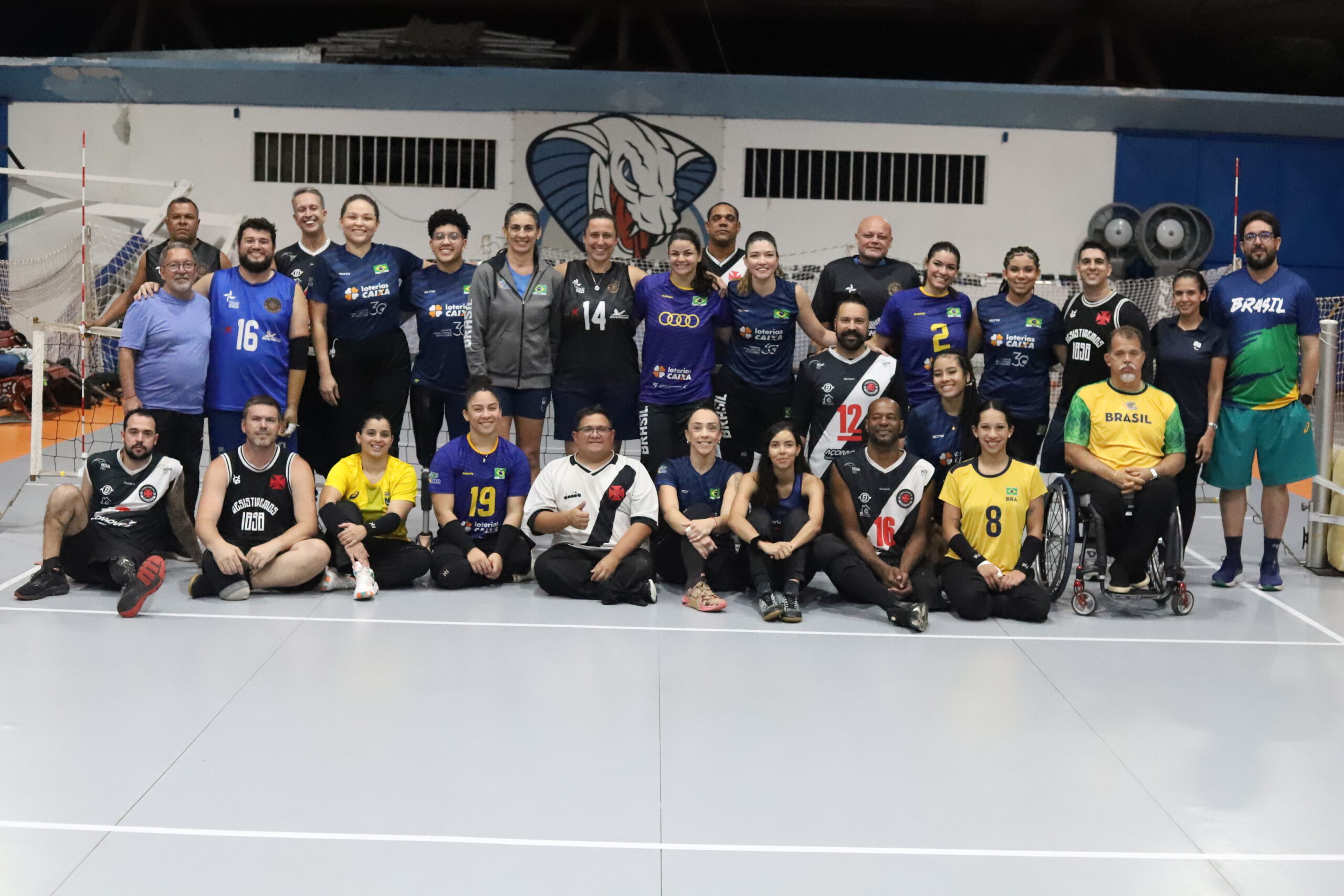 Vôlei sentado feminino realiza amistoso de superação contra equipe masculina