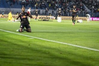 Wallace Yan comanda vitória tranquila do Bragantino sobre a Chapecoense