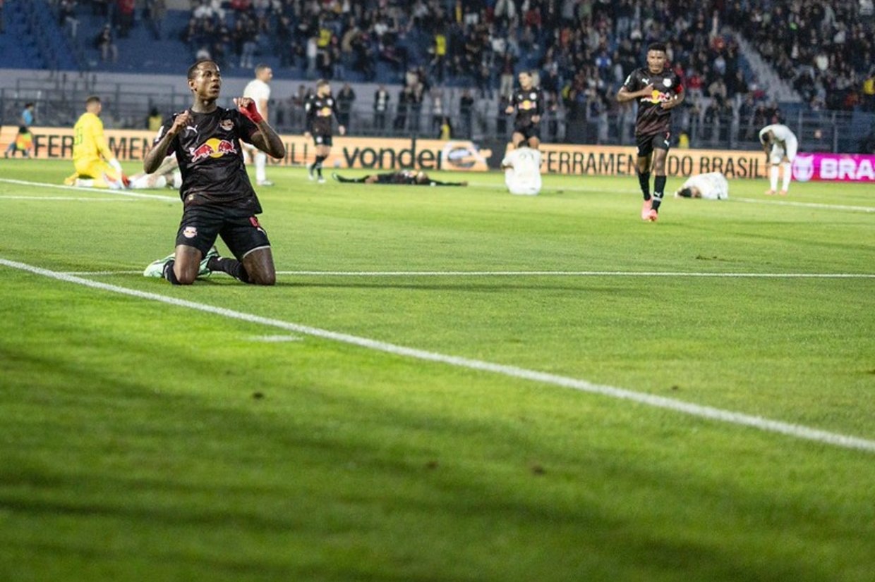 Wallace Yan comanda vitória tranquila do Bragantino sobre a Chapecoense