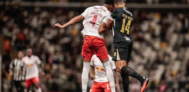 Zagueiro Alix Vinícius recebe alta hospitalar após choque de cabeça no Brasileirão
