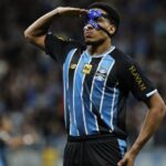 Zagueiro do Grêmio adia cirurgia no nariz para atuar no clássico Grenal