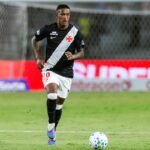 Zagueiro Robert Renan sofre capotamento de Porsche mas passa bem após acidente